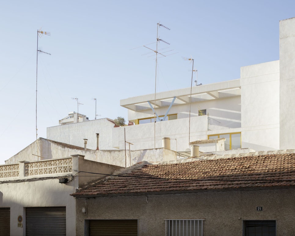 좁고 깊고 높은 집! 중정 중심의 타워형 도시 주택, House between Party Walls by Bernardo Cerrato