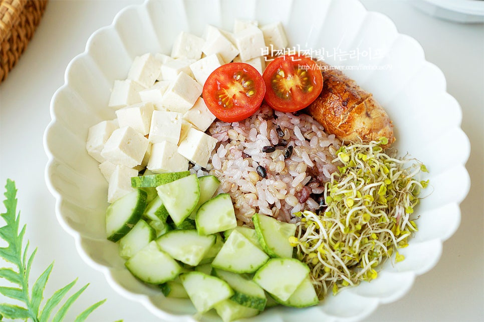 햇반 잡곡밥으로 만드는 맛있는 두부 오이비빔밥 레시피