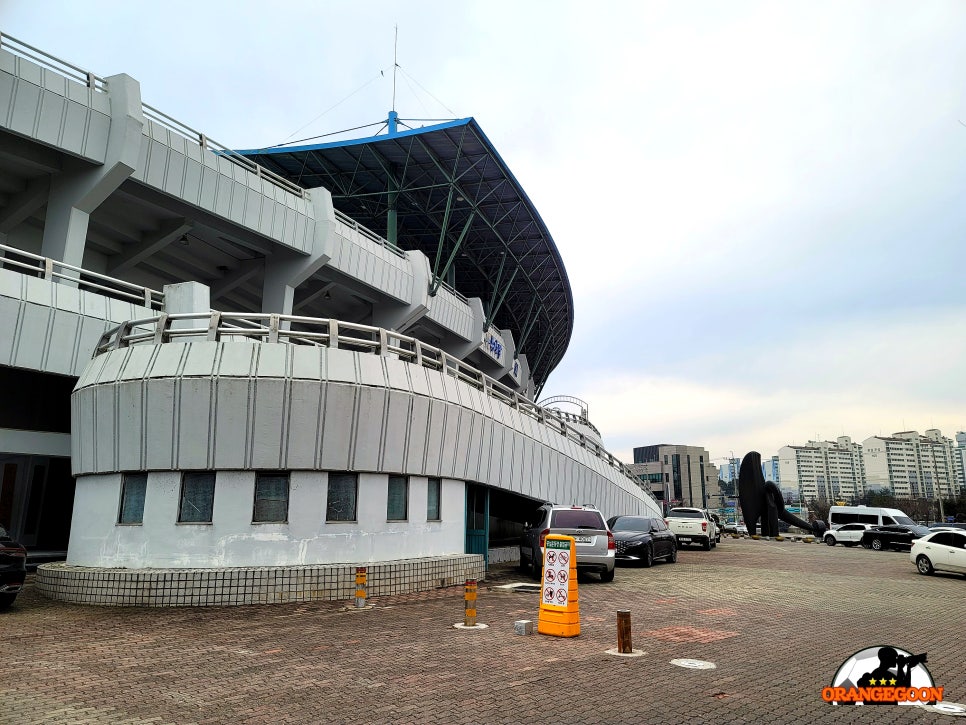 [STADIUM!/충남 논산] 우리는 경기장에 계백장군 동상이 있다! 황산벌 전투와 계백장군의 고장 논산을 대표하는 경기장. 논산 시민운동장