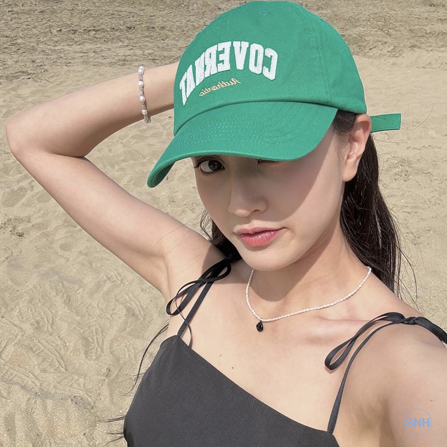 지효 여자 연예인 볼캡 모자 끈나시 미니 블랙 원피스 코디 추천 브랜드는?