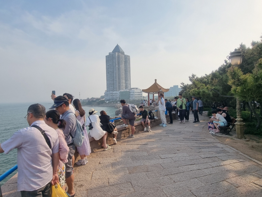 칭다오 제2해수욕장 - 역시 중국..  사람들 어마어마하게 많습니다