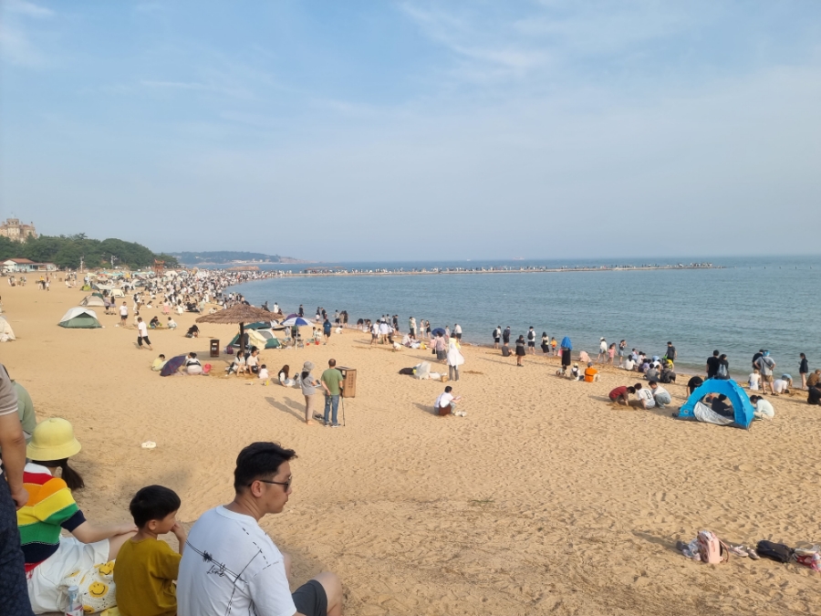 칭다오 제2해수욕장 - 역시 중국..  사람들 어마어마하게 많습니다