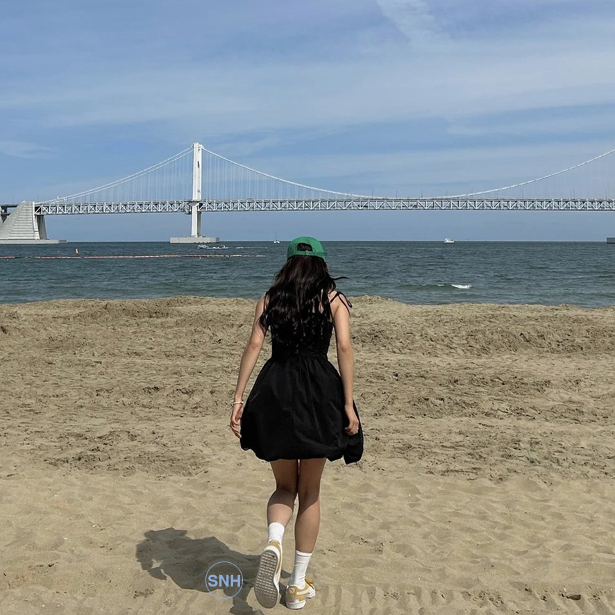 지효 여자 연예인 볼캡 모자 끈나시 미니 블랙 원피스 코디 추천 브랜드는?
