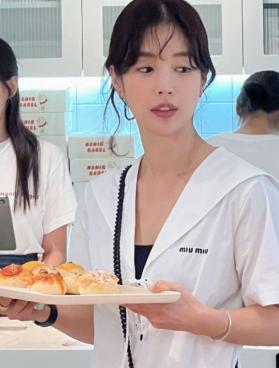 41세 기은세 성수동에서 발렌시아가 가방 명품 브랜드 크로스백 가방 가격은?