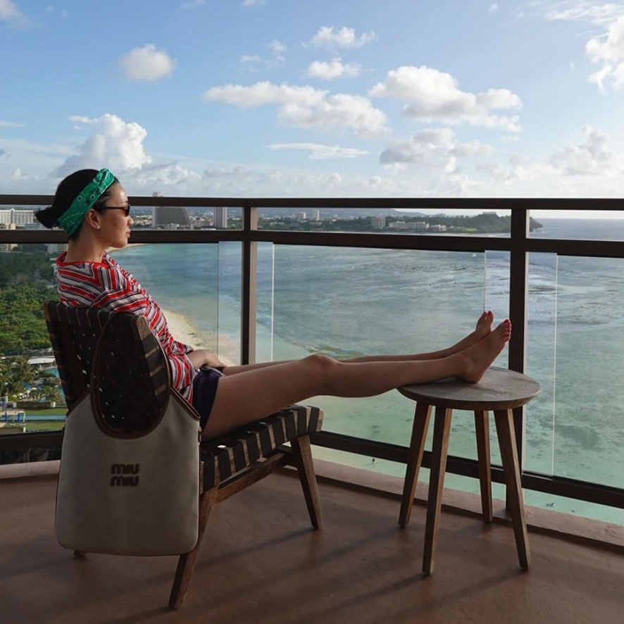 장윤주 괌 여행 패션 속 미우미우 가방 토트백 숄더백 여자 명품 팔찌 연예인 선글라스 추천 브랜드