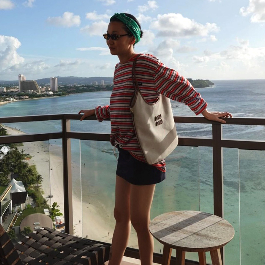 장윤주 괌 여행 패션 속 미우미우 가방 토트백 숄더백 여자 명품 팔찌 연예인 선글라스 추천 브랜드