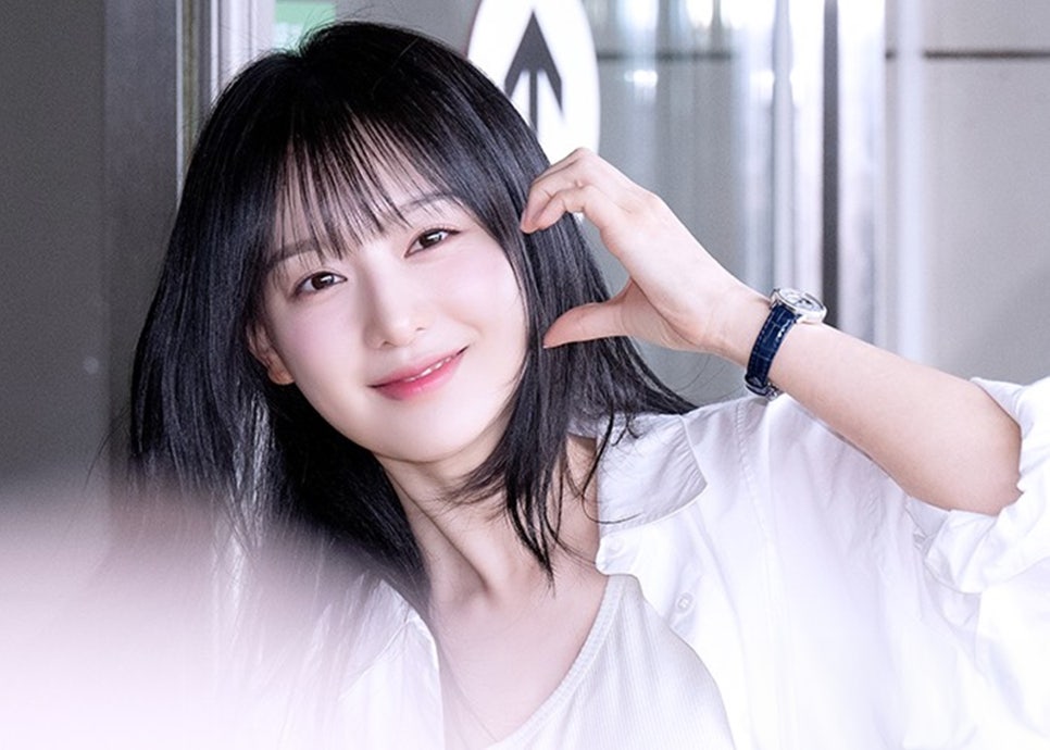 오늘도 리즈 갱신한 김지원 미모에 관심폭발한 프라다 숄더백 가방 가격은?