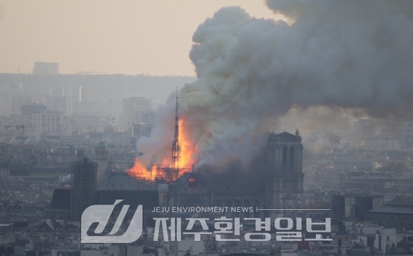화재로 불탄 파리 노트르담 대성당, 860년 시공간 넘나드는 증강현실로..