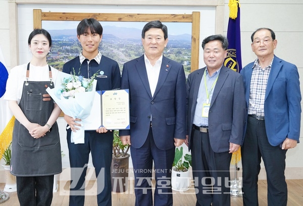 김광수 제주교육감, 선행 실천 김현우군에게 교육감 표창장 수여
