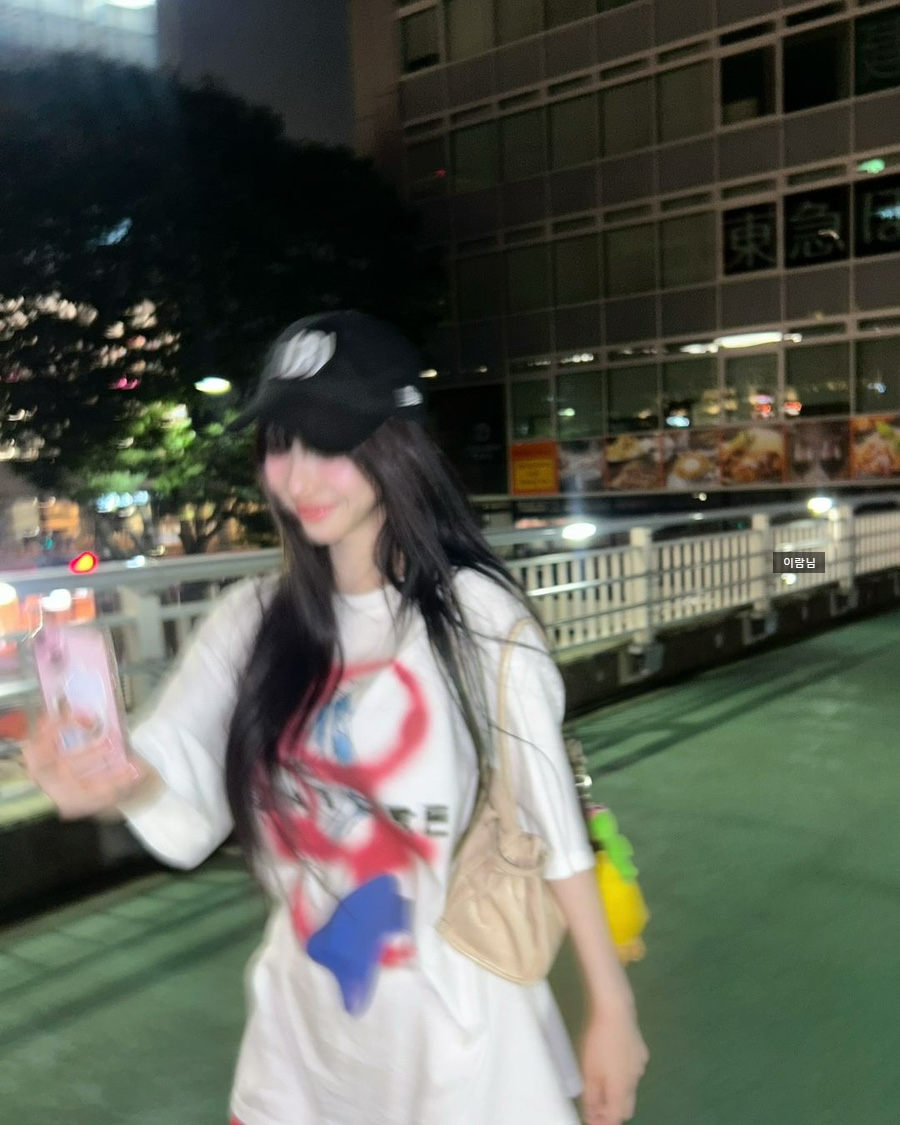 일본여행 간 카리나 인스타 옷 정보 어디꺼?! (가방, 티셔츠, 바지, 키링, 모자)