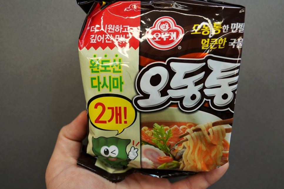 촉감까지 만족! 오뚜기 오동통 라면에 풀무원 납작 지짐만두