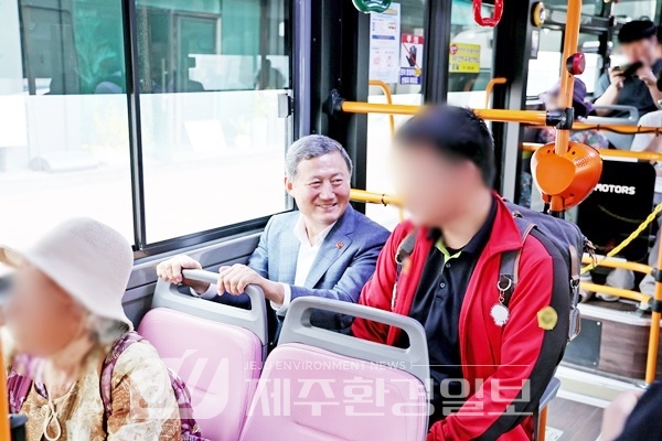 “김완근 제주시장, ‘화요출근버스’..권위와 격식 따지지 않는 서민적인 그의 본 모습”