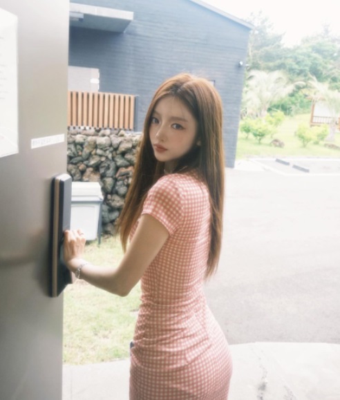 홍지윤 자라 원피스 옷, 비키니 수영복 리조트룩 고급스러운 여름 패션 코디