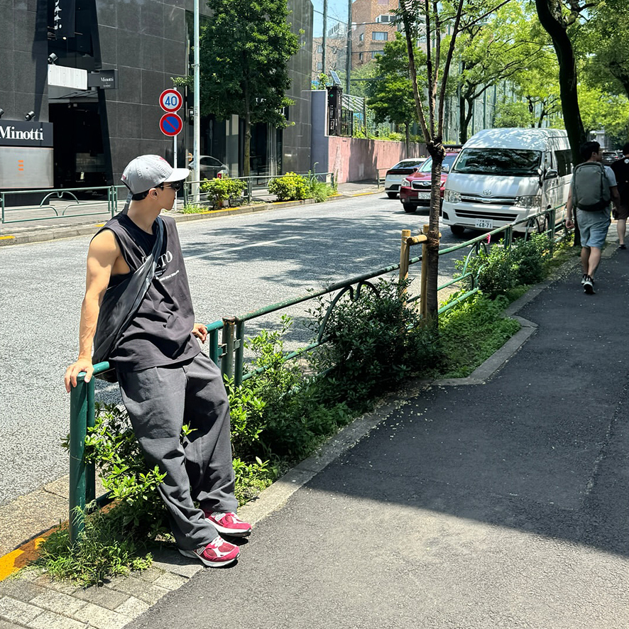 남자 운동화 추천 이기광 일본 도쿄 여행 패션 속 뉴발란스 993 레드