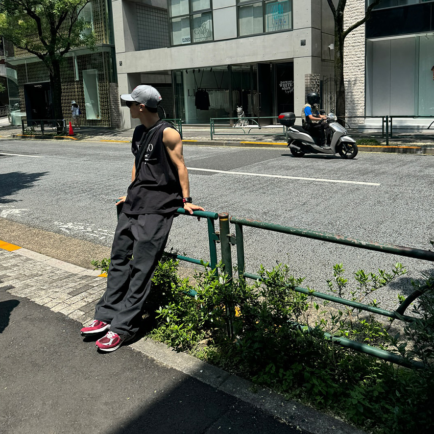 남자 운동화 추천 이기광 일본 도쿄 여행 패션 속 뉴발란스 993 레드