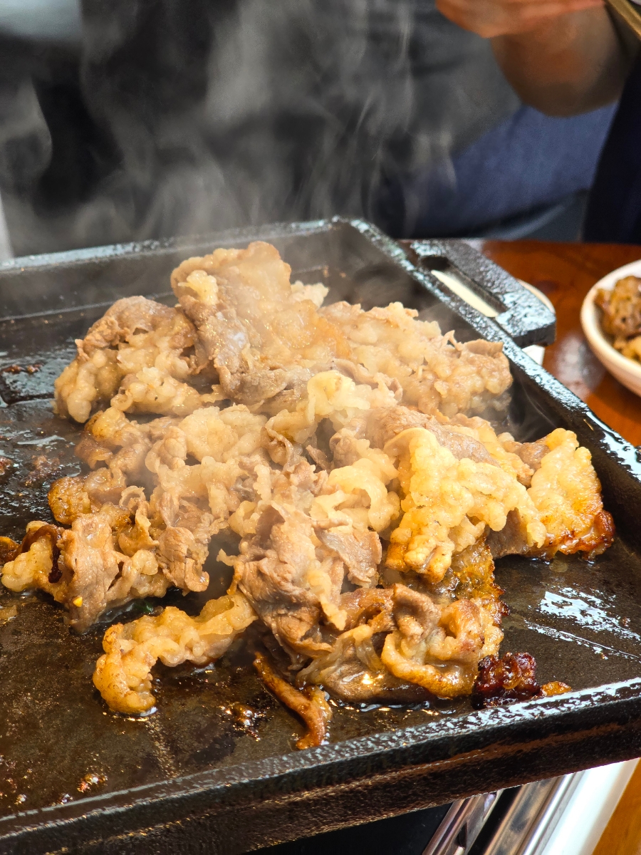 삼겹살에 맥주 한 잔 들이켜~♪ 홍대 연남동 삼겹살 맛집 맛김치생삼겹살