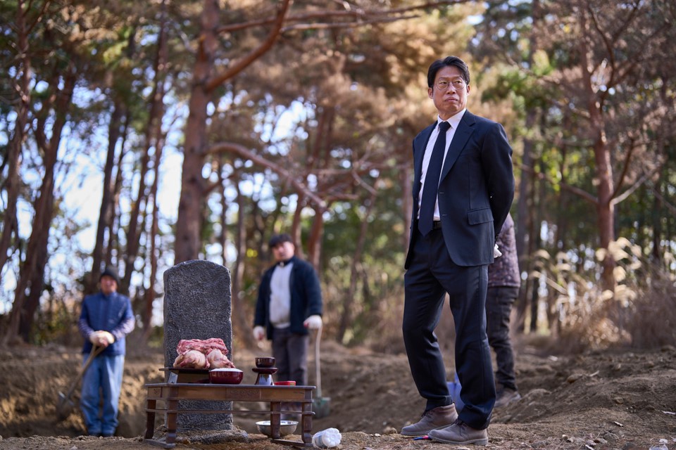 파묘 (2024) 한국 오컬트 영화로 최초 1,000만 관객