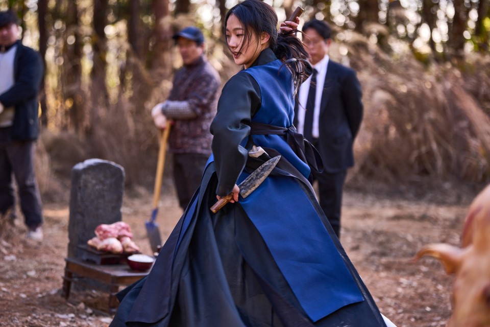 파묘 (2024) 한국 오컬트 영화로 최초 1,000만 관객