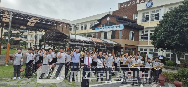 서귀포중, 교악대 윈드 하모닉스 등굣길 음악회 가져
