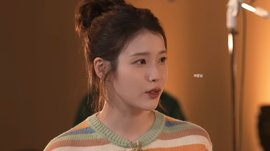 아이유 니트 '무지개 빛' 옷 패션 가격이 얼마길래?