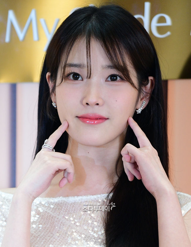 걸어다니는 인형 에스티로더 아이유 패션은?