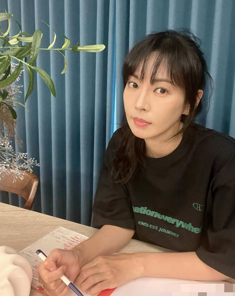 43세 김소연 알콩달콩한 부부 여자 반팔티 브랜드 가격은?