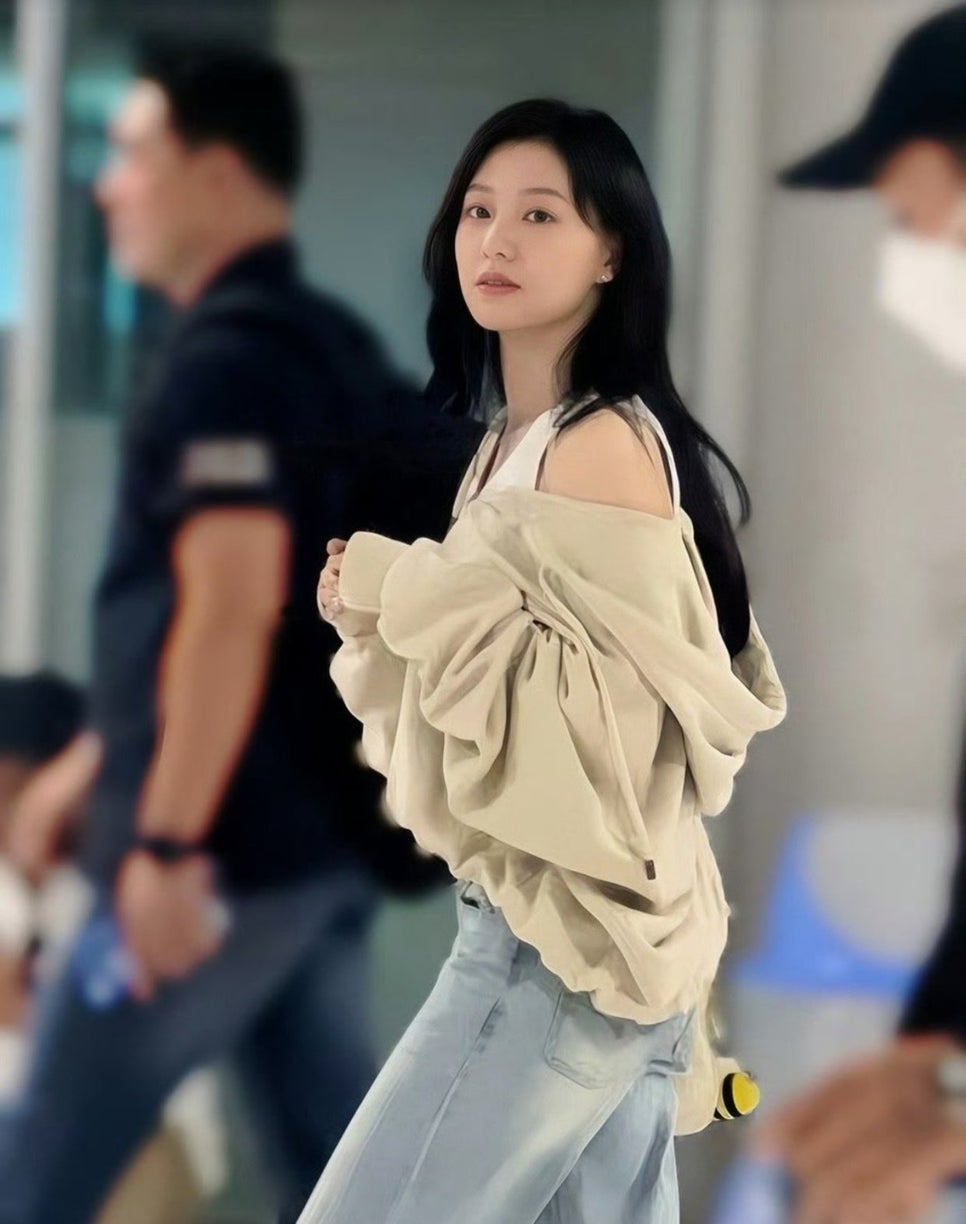 김지원 방콕 난리난 공항패션 페라가모 가방 스톤헨지 목걸이 귀걸이 가격은?
