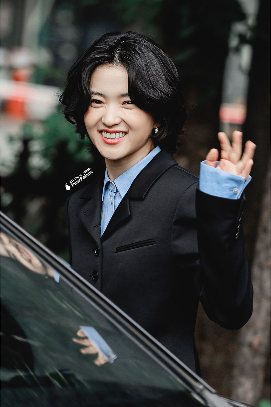 완벽한 수트핏 김태리 더로우 블레이저 슬랙스 수트 셋업 여성정장브랜드 가격 정보(한국방송대상 시상식 패션)