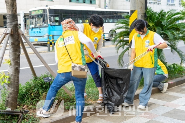 신천지자원봉사단 제주, 누웨마루거리 일대 정화…담배꽁초 등 쓰레기 630ℓ 수거