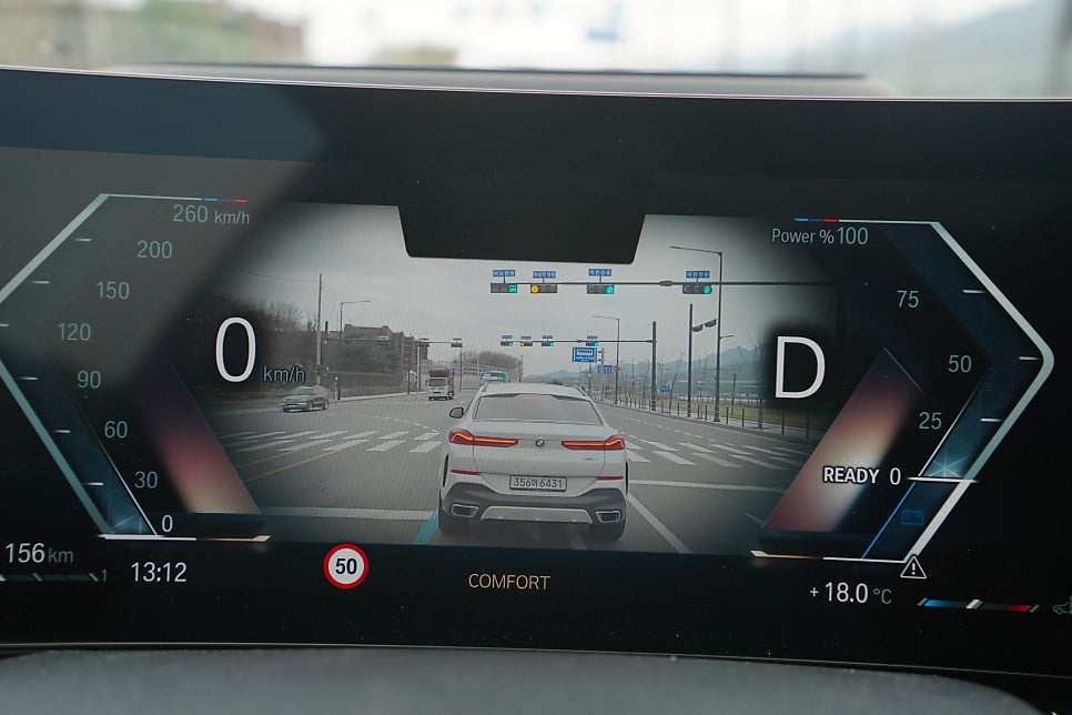 수입 6인승 SUV를 찾는다면 BMW X7 40i 모델이 있습니다. (7인승 40d 모델도 있습니다.)