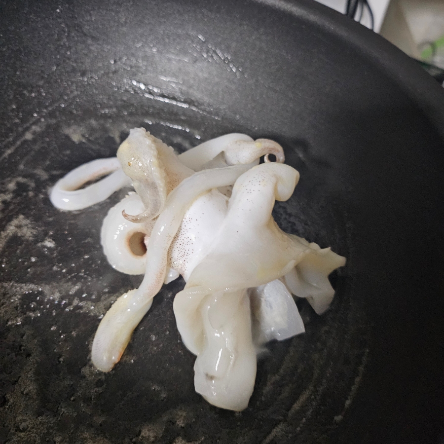 해루질로 잡은 갑오징어 버터구이