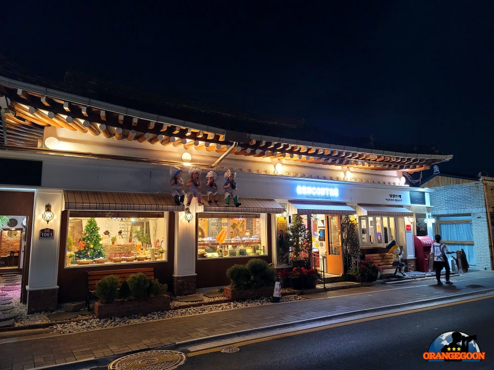 (경북 경주 / 황리단길 야경) 십원빵이 탄생한 곳. 역사 도시 경주에 새로운 활력을 불어놓은 경주의 새로운 번화가. 황리단길 야경 도보여행
