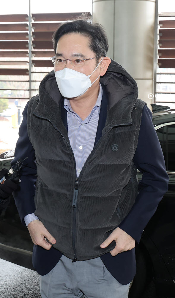인플루언서 "삼성 이재용" 품절 아이템 모음 (스케쳐스 운동화 고워크, 패딩조끼 등)
