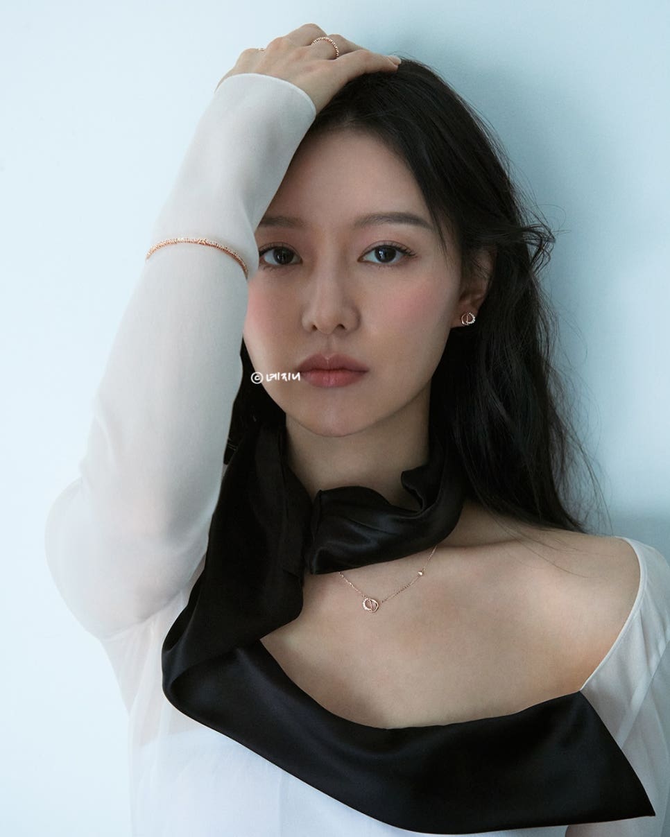 (이게 김지원이지..) 오늘자 주얼리 브랜드 화보 속 완벽한 미모. jpg