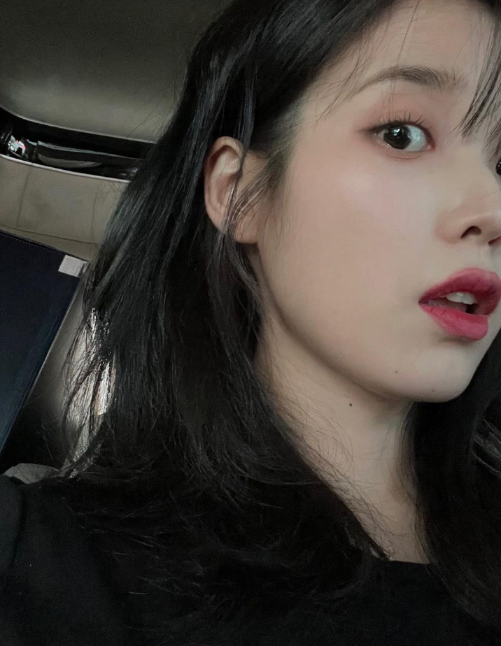 아이유 중단발 헤어 스타일 비결은 허쉬컷 C컬펌 웨이브펌 빌드펌
