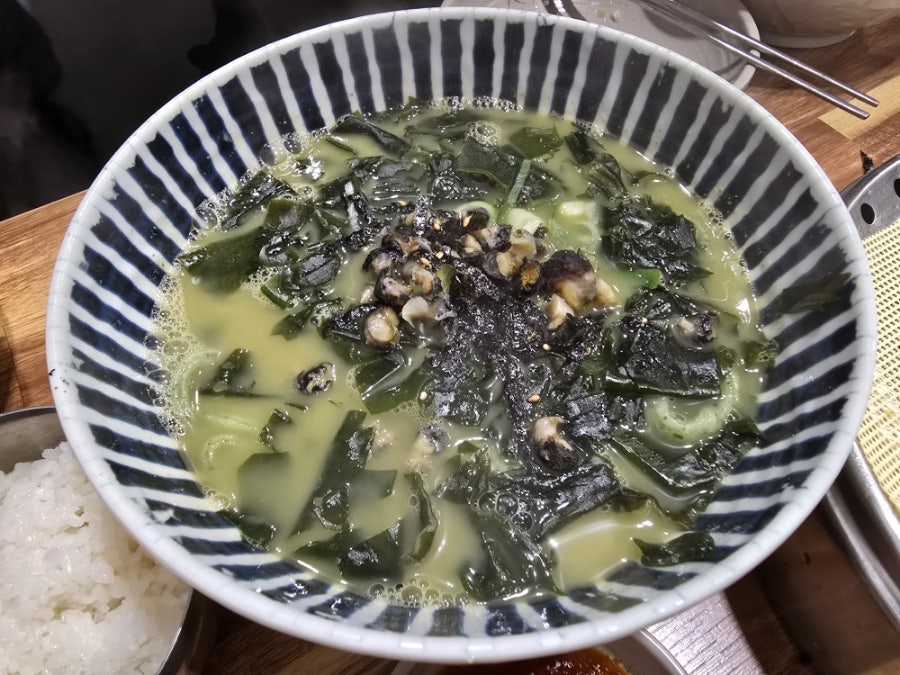 3대를 이어온 수제만두의 자부심, 신제주보말칼국수의 특별한 흑돼지 손만두