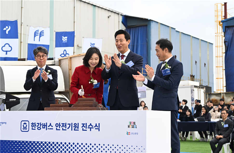 서울시 대중교통이 진화하다! 한강버스 첫 진수