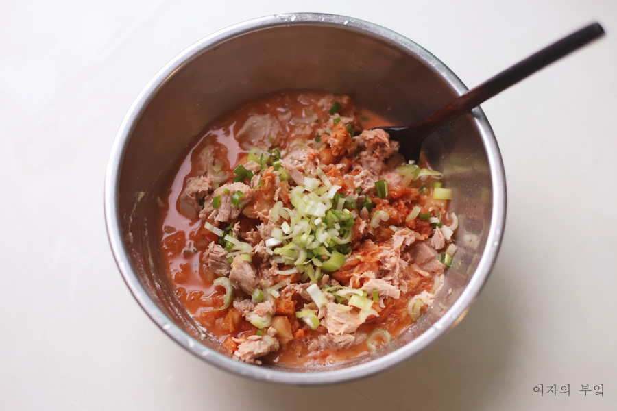 참치 김치전 만드는법 바삭하게 부침가루 레시피 만들기