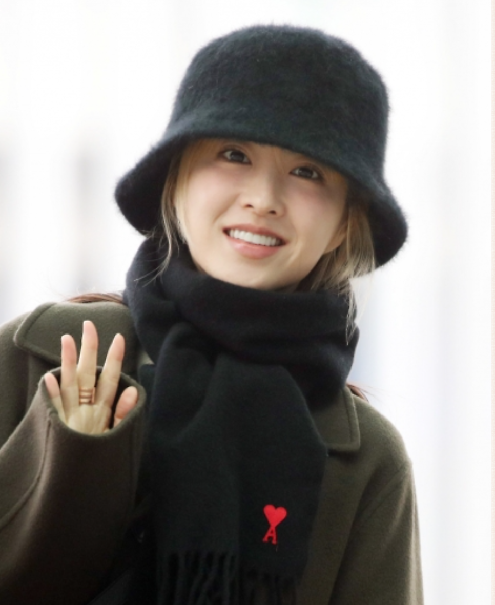 금발 변신 이유 박보영 공항패션 스타일링 (목도리, 코트, 가방 정보- 아미제품)