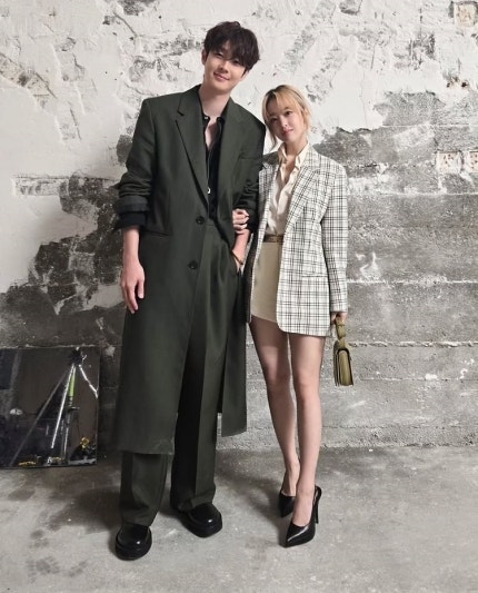 금발로 파리 점령한 박보영, 최우식과 다정한 인증샷