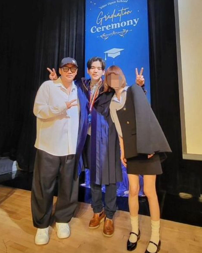 윤민수 아들 윤후, 美 명문대생 노스캐롤리이나 대학교 채플힐 근황 폭풍 성장한 비주얼 화제