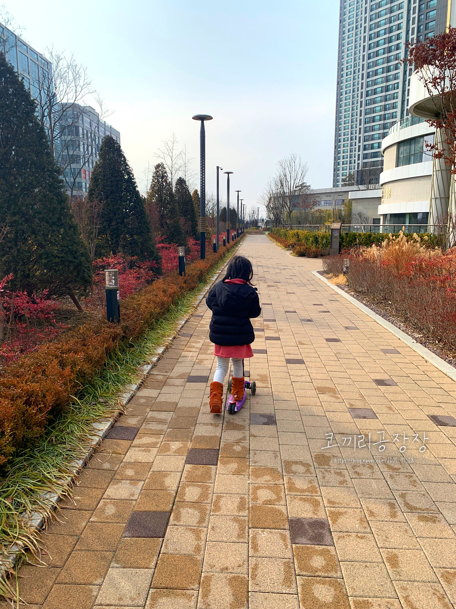 연필교정기 사용해서 연필잡는법 가르치기. 초등 국어책에 나온 그대로