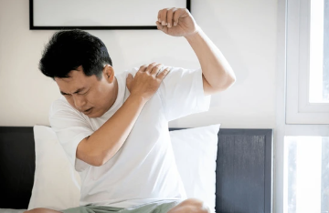 어깨오십견, 뻣뻣한 느낌 방치하다가 00 됩니다.