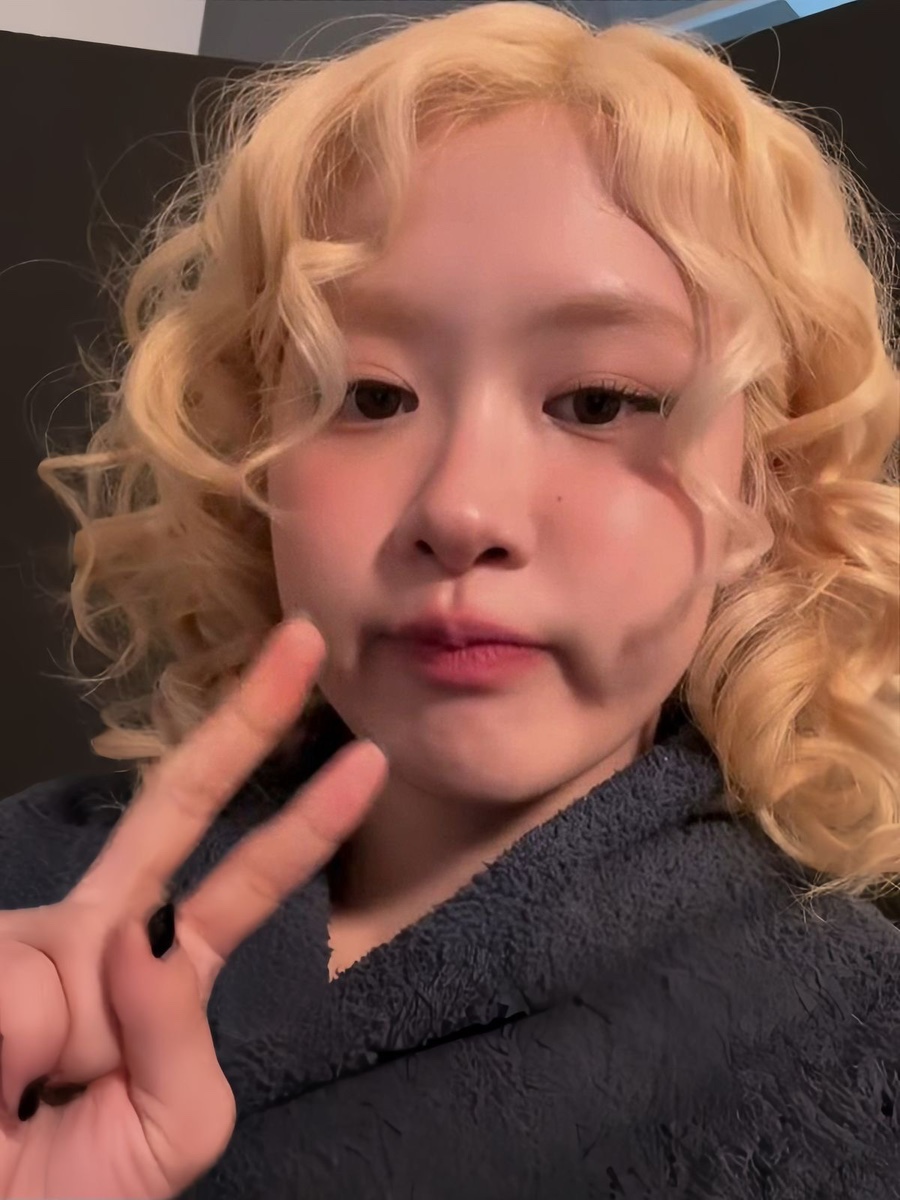 이쯤되면 눈치껏 금발로 자라야한다는 로제 머리스타일 근황.jpg