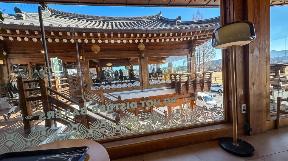 경주 여행의 필수 황리단길 군것질 십원빵 카페 고분 뷰