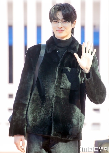 변우석 프라다 FW25 DONNA 패션쇼 참석 공항 패션 스타일링 분석 팁