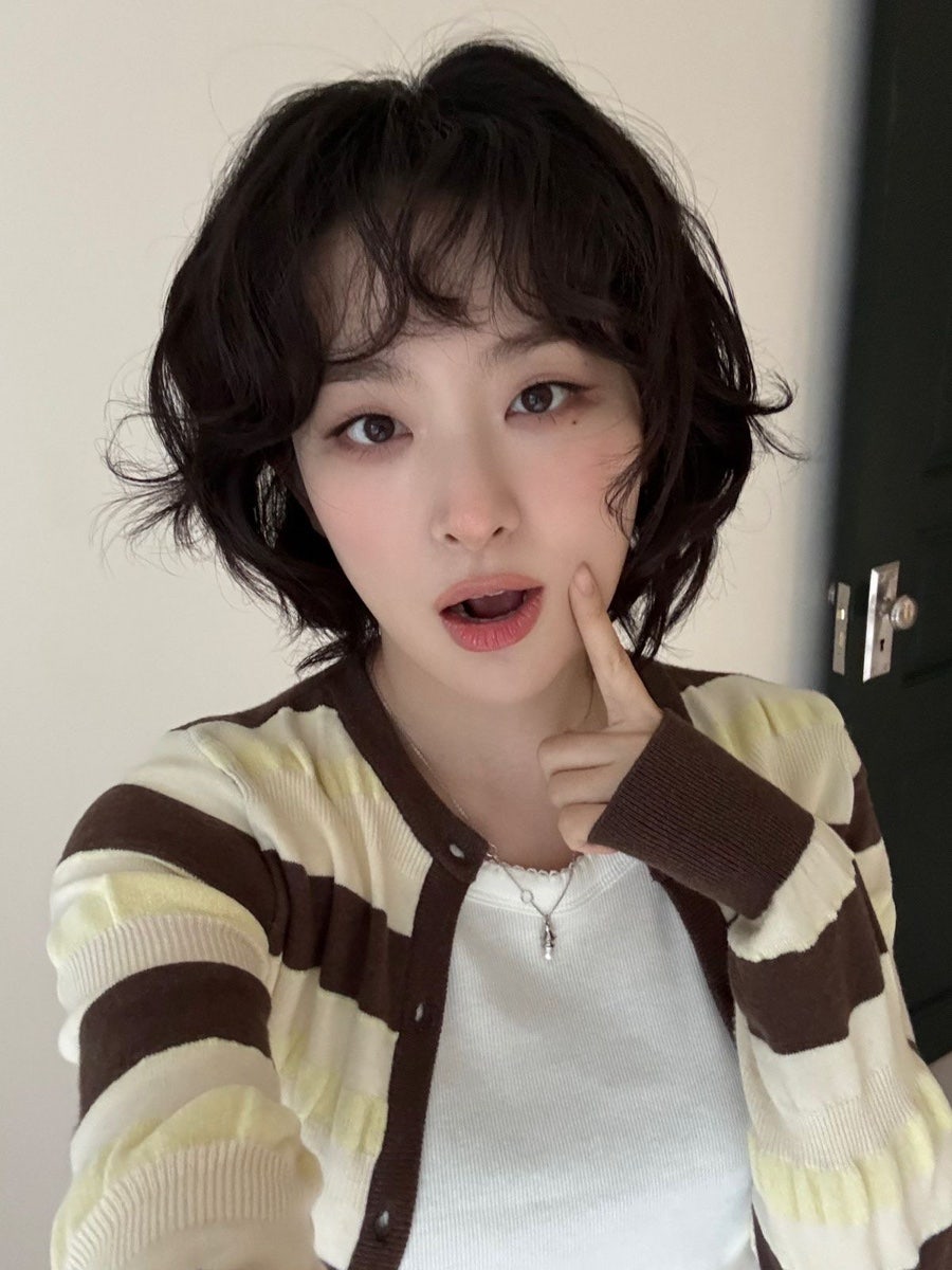 요즘 연예인들 사이 갑자기 유행중인(?) 여자 앞머리 헤어스타일.jpg