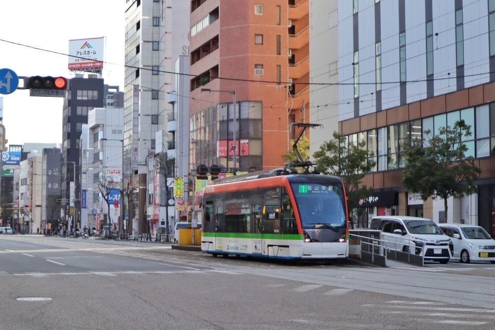 여자 혼자 해외 일본 소도시 마쓰야마 여행 코스 우치코 카페 오즈 시모나다역 선셋 투어