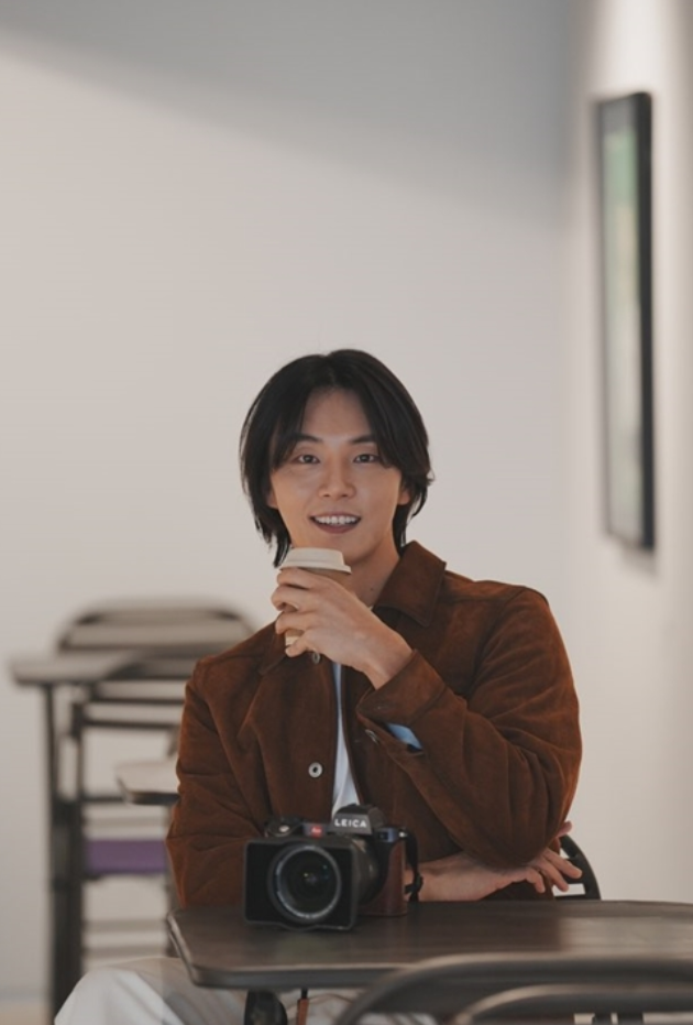 윤시윤, 비주얼 폭발 ‘남친짤’ 영화 스틸 같은 감성 일상 공개