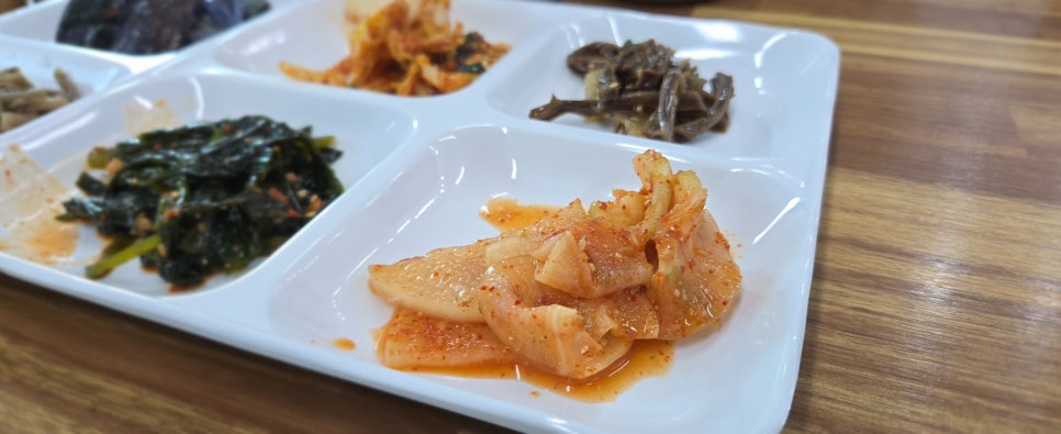 주말 금산의 한적한 강변으로 캠핑을 나갑니다.